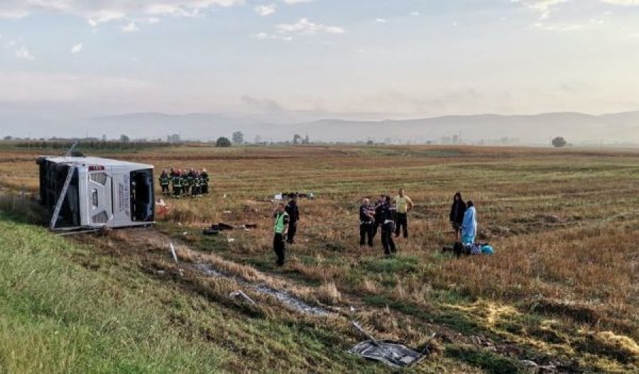 Përmbyset autobusi me udhëtarë/Një i vdekur dhe 24 të lënduar