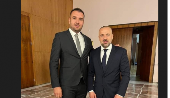 Deputeti i Kuvendit të Kosovës pozon me krenari me bosin e krimit të Veriut, Milan Radoiçiq