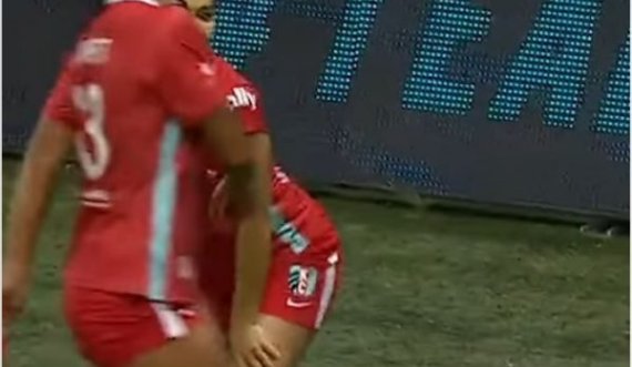 Futbollistja shënon gol dhe feston duke bërë “twerk”