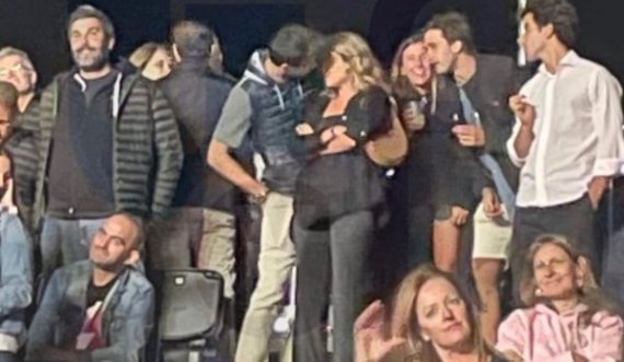 Pique shfaqet për herë të parë dhe puthet në publik me të dashurën e re, “çmendet” Shakira