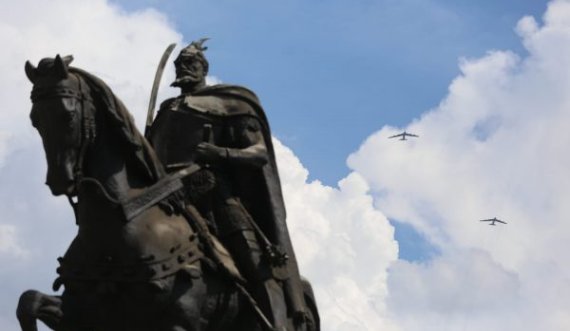 Aeroplanët ushtarakë amerikanë fluturuan mbi sheshin “Skëndërbej”
