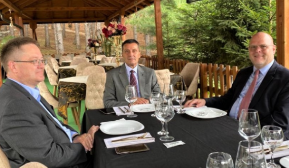 Dy ambasadorë të QUINT-it i shkojnë në vizitë kryetarit të Junikut