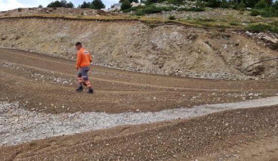 Pamje nga rruga në Bjeshkët e Strellcit që ka nisiur të asfaltohet