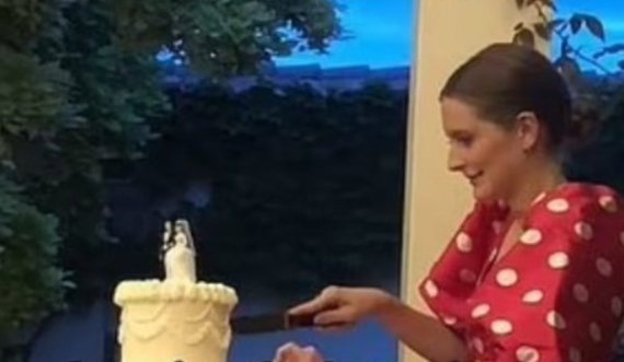 Momenti i sikletshëm, e ftuara pret tortën e çiftit: Kujtova se e harruan