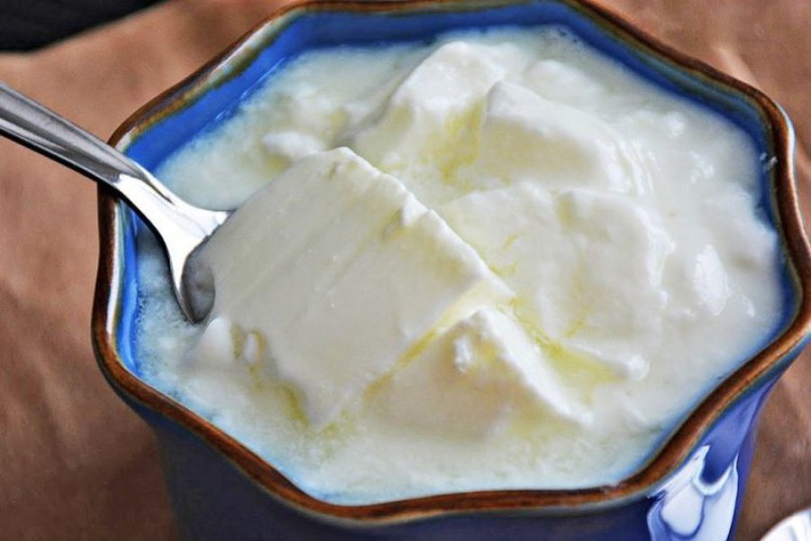 Një gotë kos në darkë për të mos rënduar stomakun?! Nëse e keni konsumuar deri tani, mos e bëni më