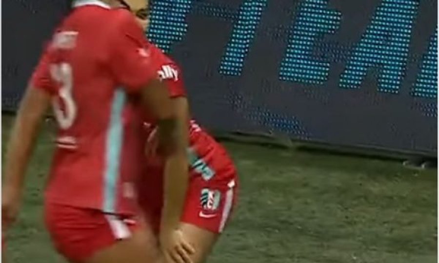 Futbollistja shënon gol dhe feston duke bërë “twerk”