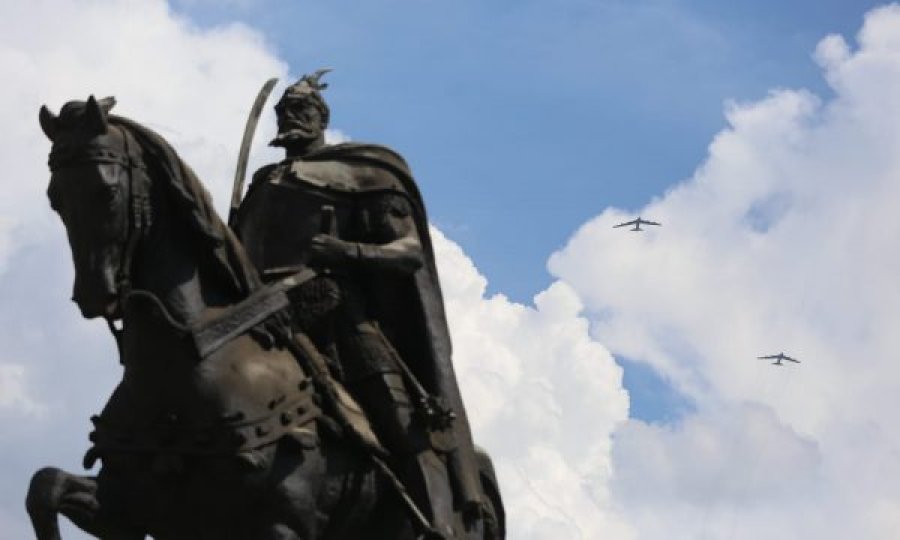Aeroplanët ushtarakë amerikanë fluturuan mbi sheshin “Skëndërbej”