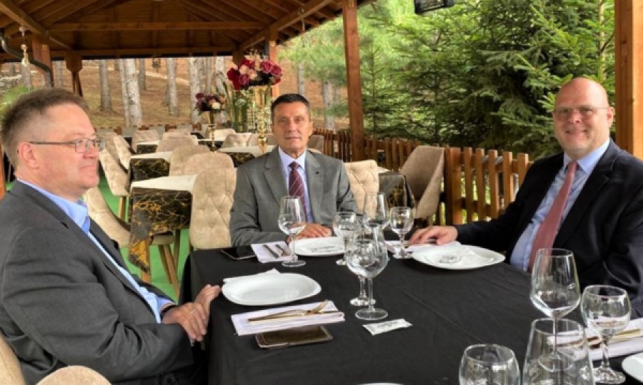 Dy ambasadorë të QUINT-it i shkojnë në vizitë kryetarit të Junikut