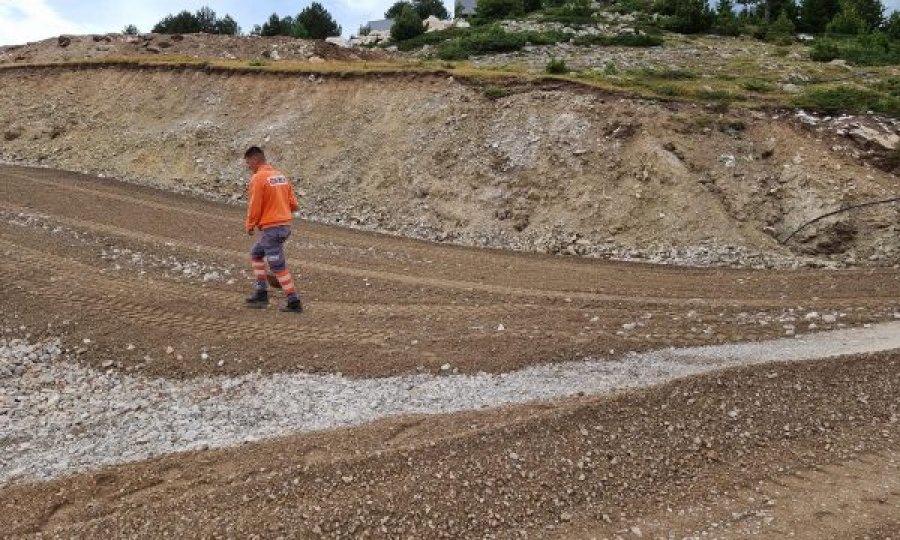 Pamje nga rruga në Bjeshkët e Strellcit që ka nisiur të asfaltohet