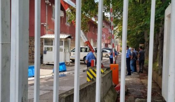 Kjo është arsyeja që disa serbë janë mbledhur para stacionit të Policisë së Kosovës në Veri