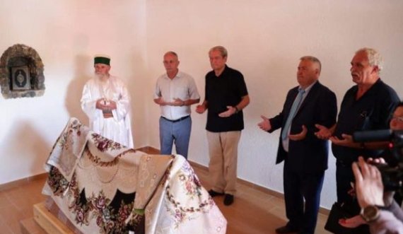 Berisha zgjedh të frymëzohet kështu, lutet në një teqe në Bulqizë