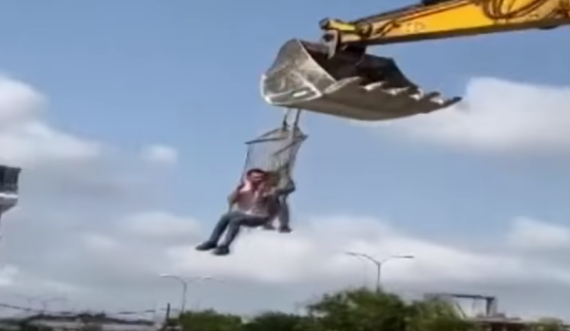 Punëtorët e kthejnë ekskavatorin në një ‘Luna Park’, video bëhet virale
