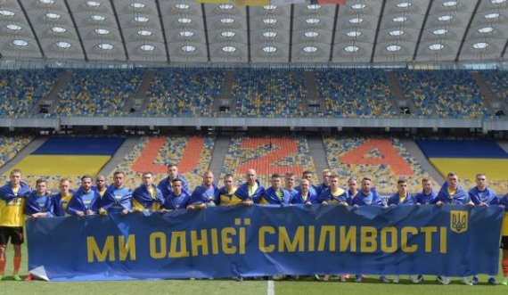 Me plot emocione dhe me praninë e ushtrisë, sot u rikthye futbolli në Ukrainë