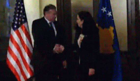 Habitet Escobar, Presidentja ia kujton se duhet t’i shtrëngojnë duart dhe të bëjnë fotografi