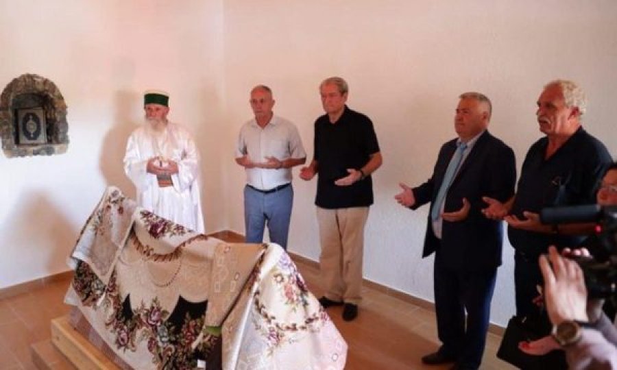 Berisha zgjedh të frymëzohet kështu, lutet në një teqe në Bulqizë