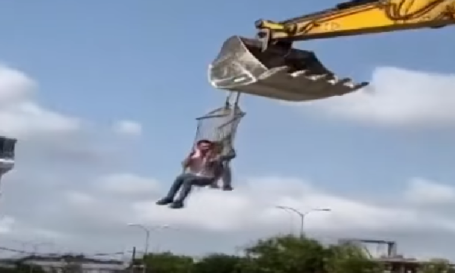 Punëtorët e kthejnë ekskavatorin në një ‘Luna Park’, video bëhet virale