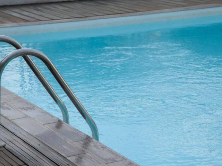 Pamjet tronditëse, djali që e shoqëronte s’bëri asgjë, pishina s’kishte përgjegjës: Si u la në mëshirë të fatit 25-vjeçarja në Tiranë
