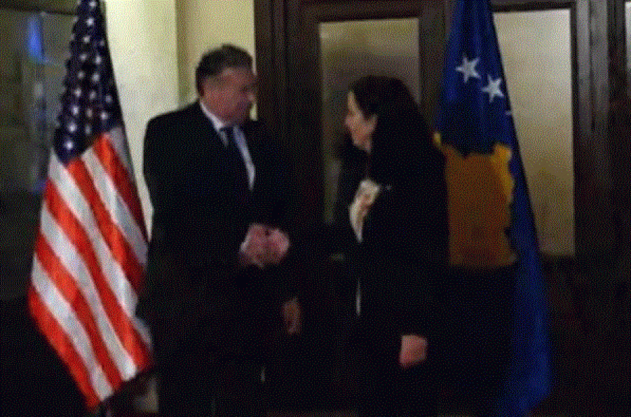 Habitet Escobar, Presidentja ia kujton se duhet t’i shtrëngojnë duart dhe të bëjnë fotografi