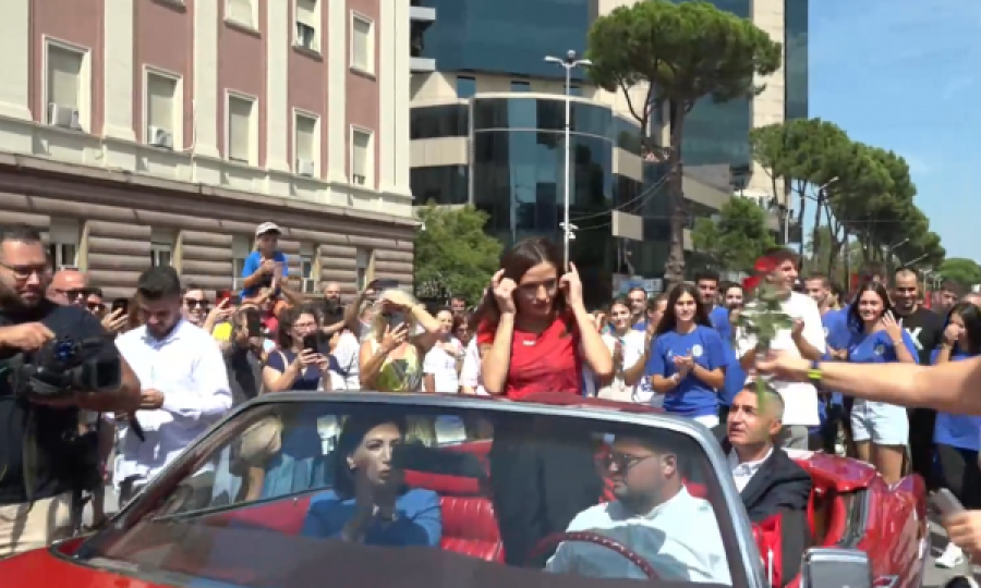 Kampionia Luiza Gega pritet me ceremoni të veçantë në Tiranë, emocionohet nga qytetarët