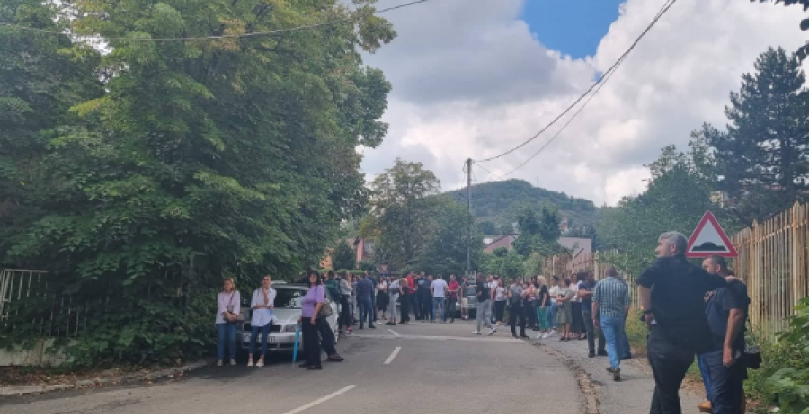Disa qytetarë serbë grumbullohen te objekti i Policisë së Kosovës në Veri