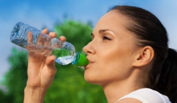 Mit apo e vërtetë: A e ndihmon pirja e ujit të ngrohtë humbjen në peshë?