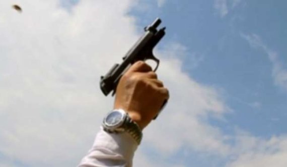 Malishevasi gjuan me armë gjatë ahengut, e publikon në rrjetet sociale – policia ia bastisi shtëpinë