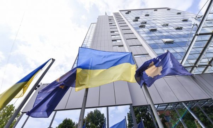 Para Qeverisë së Kosovës po valojnë flamujt e Ukrainës, në 31 vjetorin e pavarësisë së saj