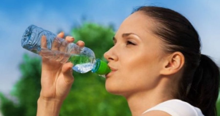 Mit apo e vërtetë: A e ndihmon pirja e ujit të ngrohtë humbjen në peshë?