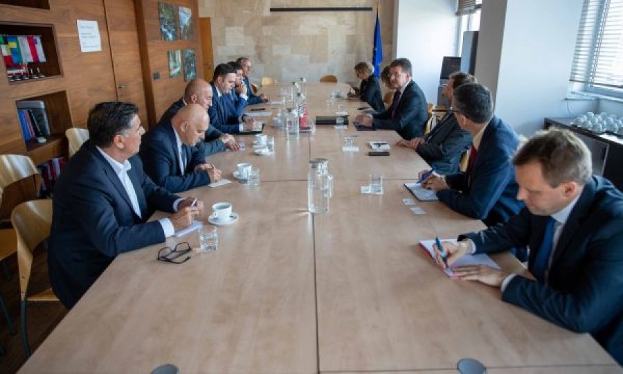 Lajçak e përshëndet mbështetjen e opozitës kosovare për normalizimin e marrëdhënieve me Serbinë