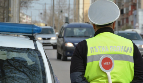 Vriten dy policë bullgarë nga një autobus që transportonte emigrantë