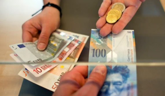 Pse euro humbi vlerën në raport me frangun zviceran dhe dollarin amerikan