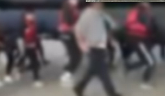 ‘Ec, ec, ec’, policia sulmon me spraj shqiptarët që po iknin me gomone drejt Anglisë 