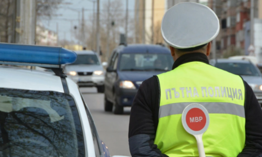 Vriten dy policë bullgarë nga një autobus që transportonte emigrantë