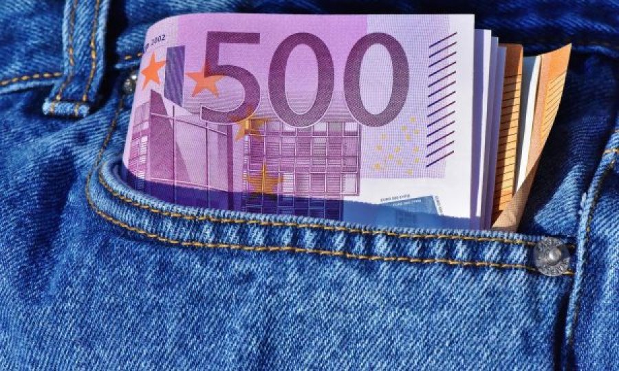 Qeveria po e hapë kuletën,  ndihmon qytetarët e saj me nga 500 euro