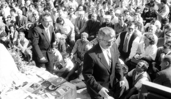 Viti 1989: Mijëra qytetarë prisnin Nënë Terezën në Gjakovë, Millosheviqi kishte ndaluar hyrjen e saj në Kosovë