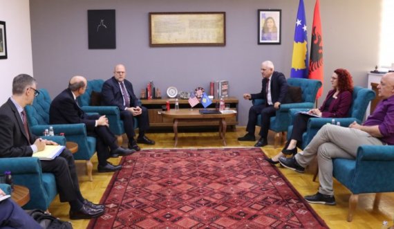 Sveçla takohet me një delegacion amerikan: Diskutohet për procesin e strehimit të qytetarëve afganë