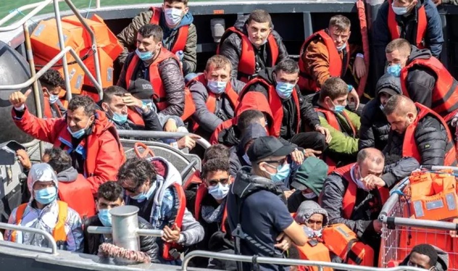 The Guardian: Rritja e azilkërkuesve shqiptarë mund të jetë për shkak të bandave kriminale