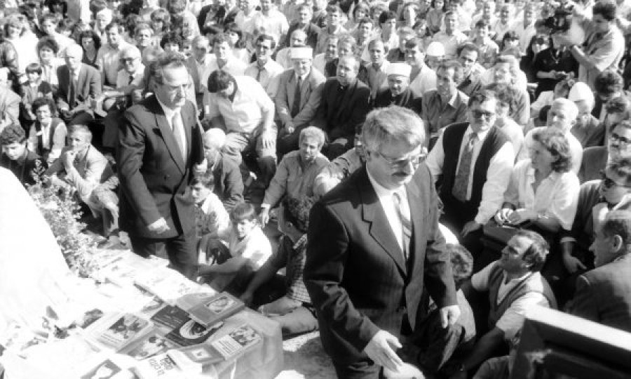Viti 1989: Mijëra qytetarë prisnin Nënë Terezën në Gjakovë, Millosheviqi kishte ndaluar hyrjen e saj në Kosovë