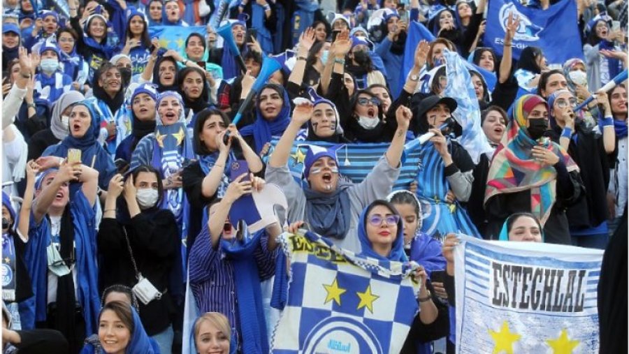 Edhe femrat  u lejuan  ta shohin një ndeshje të ligës iraniane në stadium për herë të parë pas më shumë se 40 vitesh