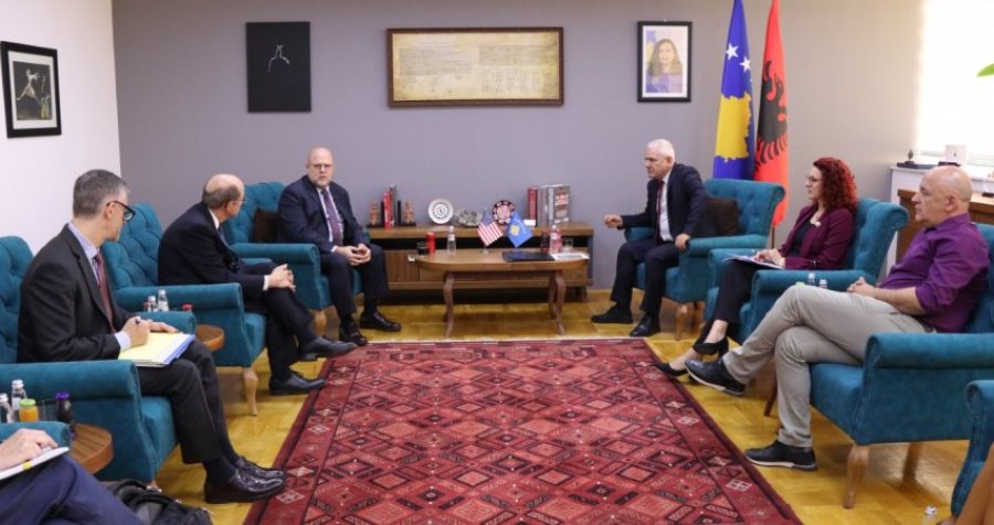 Sveçla takohet me një delegacion amerikan: Diskutohet për procesin e strehimit të qytetarëve afganë