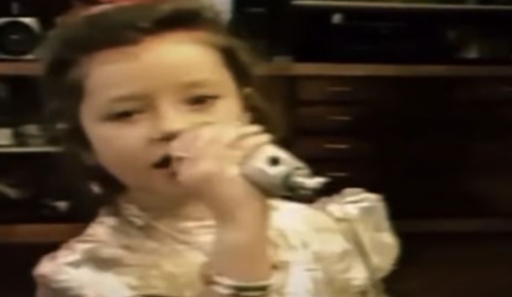 Këngëtarja shqiptare publikon videon duke kënduar kur ishte 4-vjeç