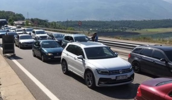 Fluks turistësh nga Kosova drejt bregdetit shqiptar, radhë kilometrike në Rrugën e Kombit