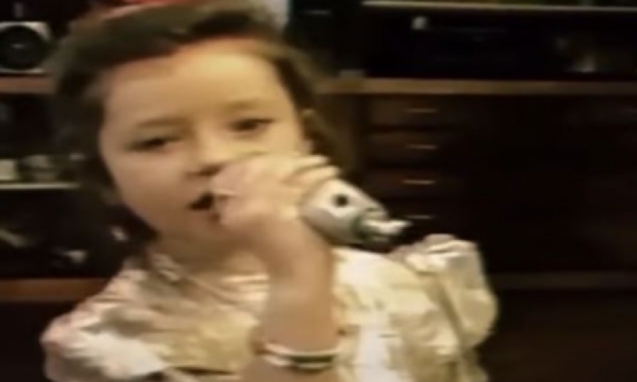 Këngëtarja shqiptare publikon videon duke kënduar kur ishte 4-vjeç