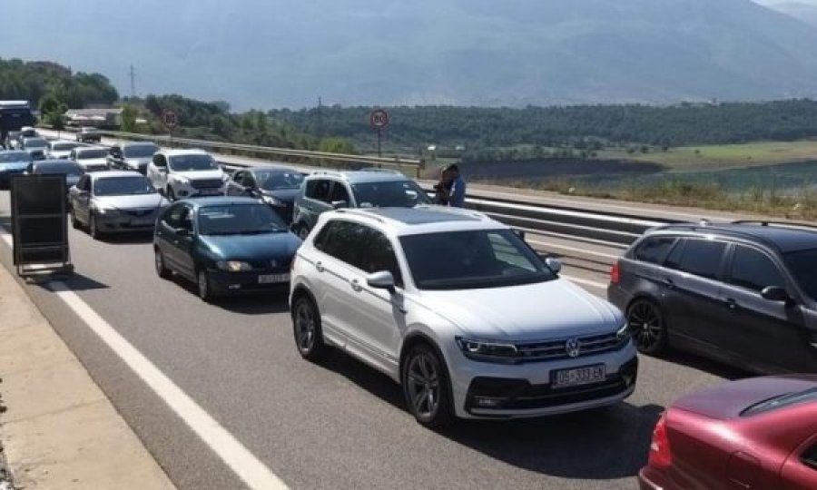 Fluks turistësh nga Kosova drejt bregdetit shqiptar, radhë kilometrike në Rrugën e Kombit