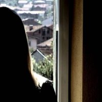 Nëna e vajzës që u dhunua nga shoqet e tronditur: Nuk ia kisha uru asnjë nane dhe asnjë fëmije
