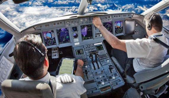 Pilotit i bie të fikët gjatë fluturimit, avioni ulet në Selanik