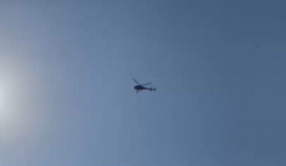 Dasmë përrallash shqiptare, nusja merret me helikopter, qyteti mbulohet me petale trëndafilash 