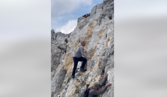 Ramush Haradinaj ngjitet shkëmbinjve me duar dhe këmbë, mos e humbisni këtë video