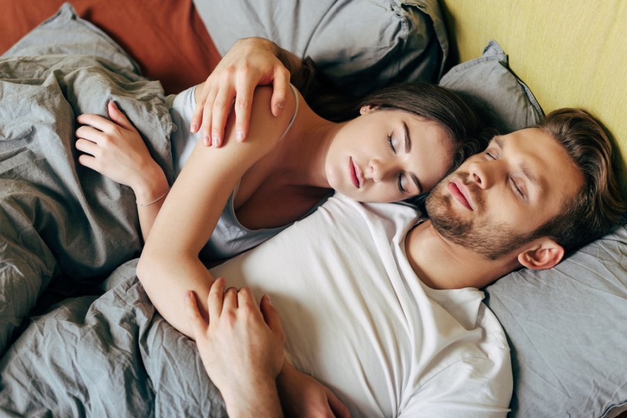 5 truke të zgjuara për të fjetur më mirë me një partner