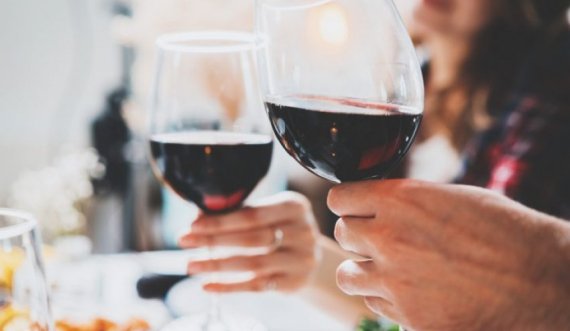 Si ndikon alkooli në presionin e gjakut?